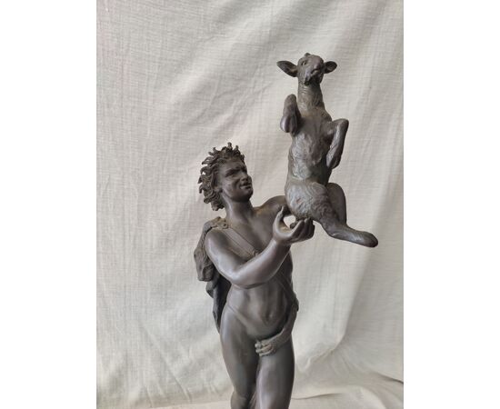 Meravigliosa scultura raffigurante Satiro con capretta - H 68 cm