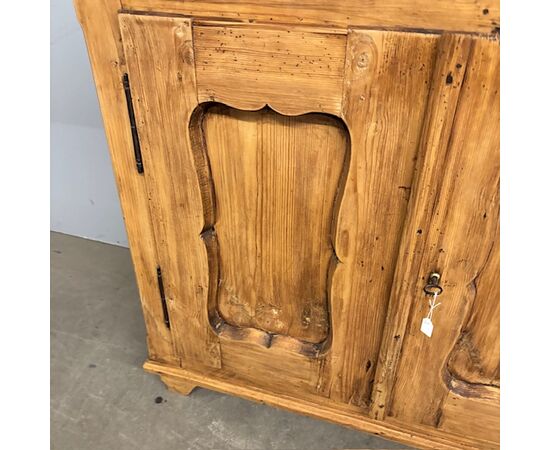 Antica credenza abete fine 800 legno chiaro restaurata . Misure ricercate . Mis 103 x 47, 50 . h 90