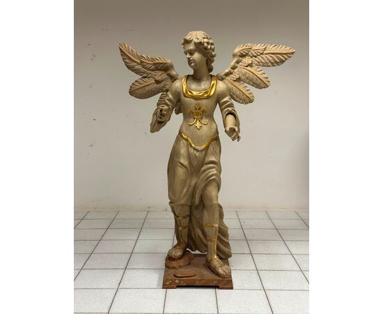 Winged angel in carved and gilded wood. Siena, 18th century. H 136 cm