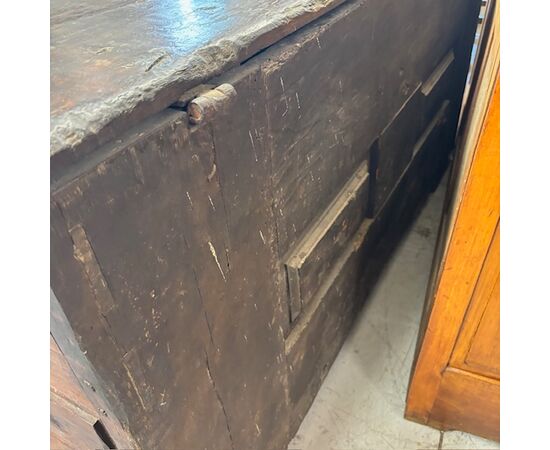 Antique 17th century oak chest. Carved. Dimensions 166 x 58 h 78 cm Antique 17th century oak chest. Carved. Dimensions 166 x 58 h 78 cm