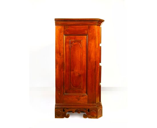 Walnut chest of drawers, Lombardy, early 18th century