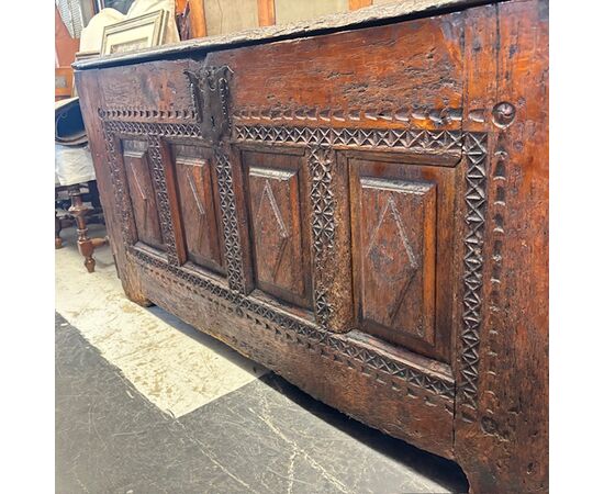 Antique 17th century oak chest. Carved. Dimensions 166 x 58 h 78 cm Antique 17th century oak chest. Carved. Dimensions 166 x 58 h 78 cm