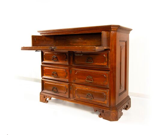 Walnut chest of drawers, Lombardy, early 18th century