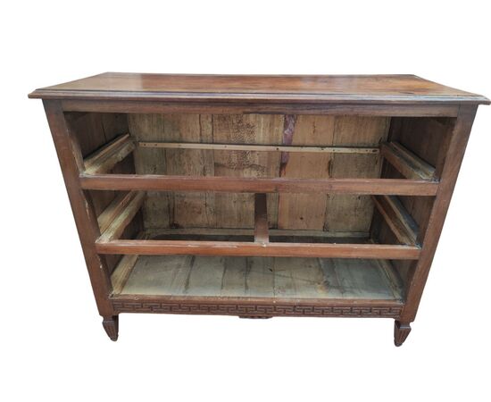 Rare and important Louis XVI chest of drawers from Parma in walnut Rare and important Louis XVI chest of drawers from Parma in walnut