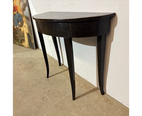 Antique Louis XVI half-moon console/table from the late 1700s, black lacquered, Siena. Measurements: 89 x 34 cm, height 71 cm.