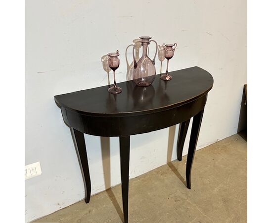 Antique Louis XVI half-moon console/table from the late 1700s, black lacquered, Siena. Measurements: 89 x 34 cm, height 71 cm.