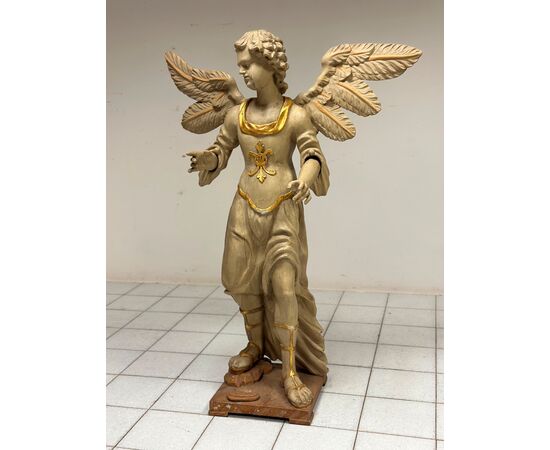 Winged angel in carved and gilded wood. Siena, 18th century. H 136 cm