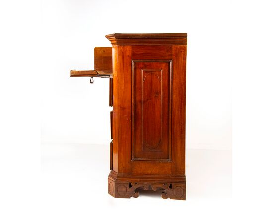 Walnut chest of drawers, Lombardy, early 18th century