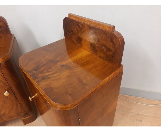 Pair of original Art Deco bedside tables in blond walnut and burr walnut, 1930-40