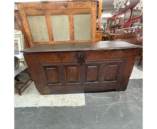 Antique 17th century oak chest. Carved. Dimensions 166 x 58 h 78 cm Antique 17th century oak chest. Carved. Dimensions 166 x 58 h 78 cm
