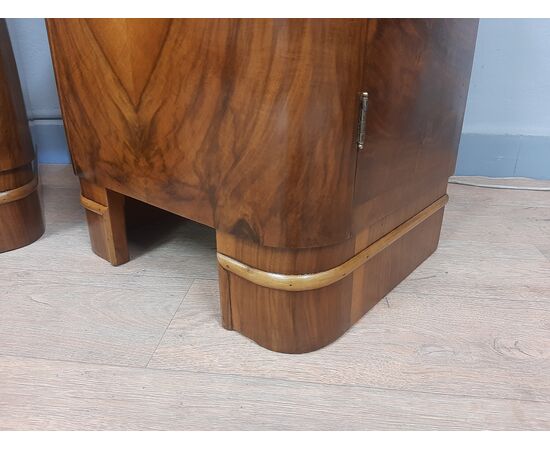 Pair of original Art Deco bedside tables in blond walnut and burr walnut, 1930-40