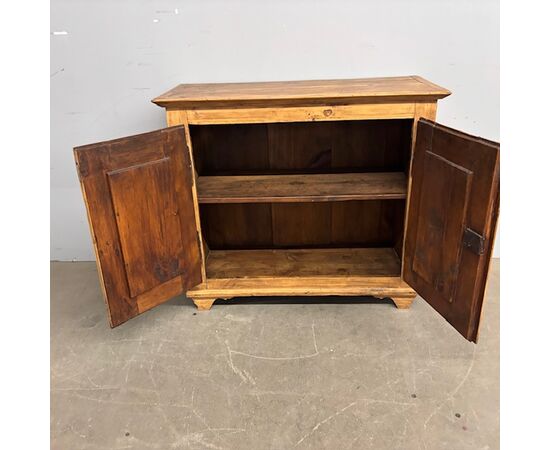 Antica credenza abete fine 800 legno chiaro restaurata . Misure ricercate . Mis 103 x 47, 50 . h 90
