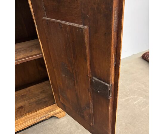 Antica credenza abete fine 800 legno chiaro restaurata . Misure ricercate . Mis 103 x 47, 50 . h 90