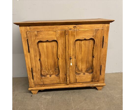 Antica credenza abete fine 800 legno chiaro restaurata . Misure ricercate . Mis 103 x 47, 50 . h 90