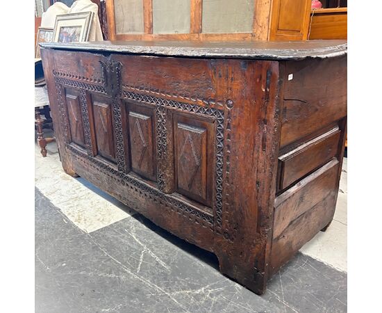 Antique 17th century oak chest. Carved. Dimensions 166 x 58 h 78 cm Antique 17th century oak chest. Carved. Dimensions 166 x 58 h 78 cm