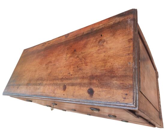 Rare and important Louis XVI chest of drawers from Parma in walnut Rare and important Louis XVI chest of drawers from Parma in walnut
