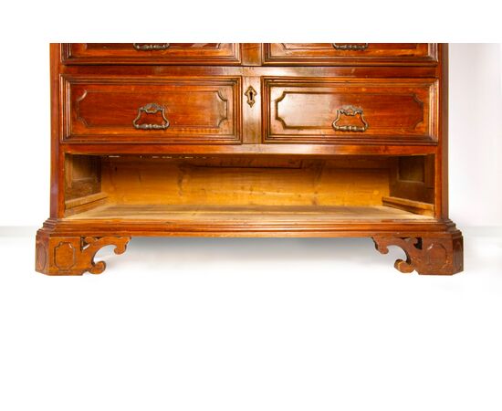 Walnut chest of drawers, Lombardy, early 18th century