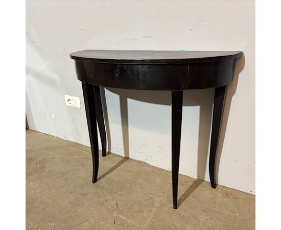 Antique Louis XVI half-moon console/table from the late 1700s, black lacquered, Siena. Measurements: 89 x 34 cm, height 71 cm.