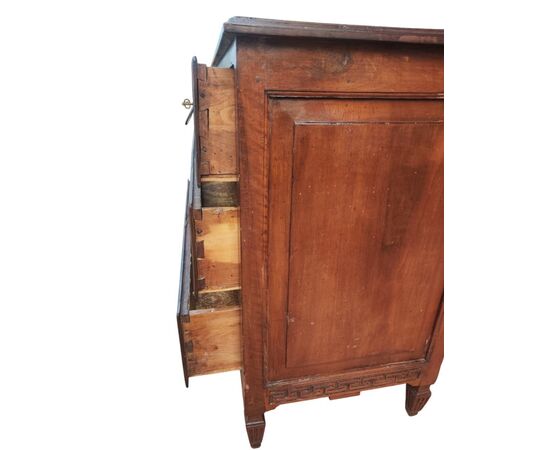 Rare and important Louis XVI chest of drawers from Parma in walnut Rare and important Louis XVI chest of drawers from Parma in walnut