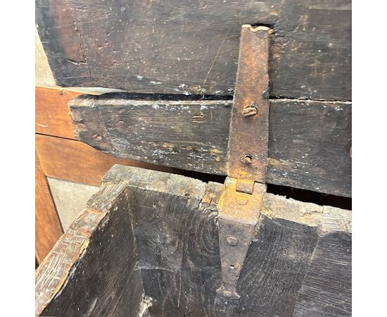 Antique 17th century oak chest. Carved. Dimensions 166 x 58 h 78 cm Antique 17th century oak chest. Carved. Dimensions 166 x 58 h 78 cm