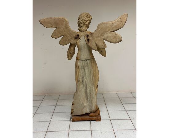 Winged angel in carved and gilded wood. Siena, 18th century. H 136 cm