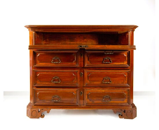 Walnut chest of drawers, Lombardy, early 18th century