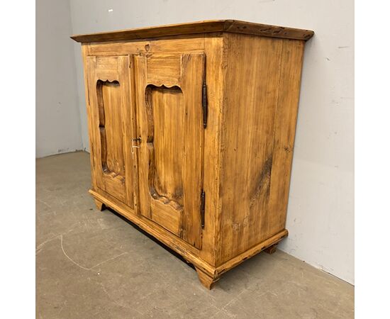 Antica credenza abete fine 800 legno chiaro restaurata . Misure ricercate . Mis 103 x 47, 50 . h 90