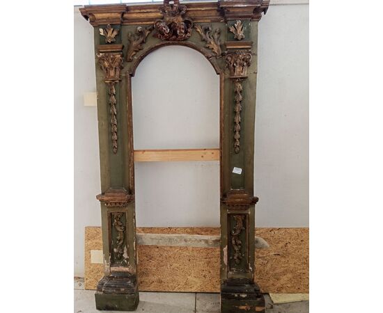 Lacquered and gilded wooden portal