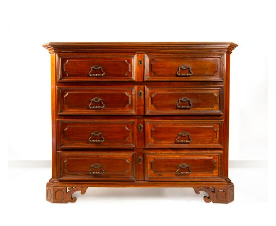 Walnut chest of drawers, Lombardy, early 18th century