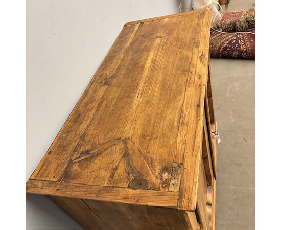 Antica credenza abete fine 800 legno chiaro restaurata . Misure ricercate . Mis 103 x 47, 50 . h 90