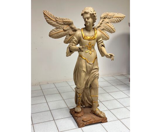 Winged angel in carved and gilded wood. Siena, 18th century. H 136 cm