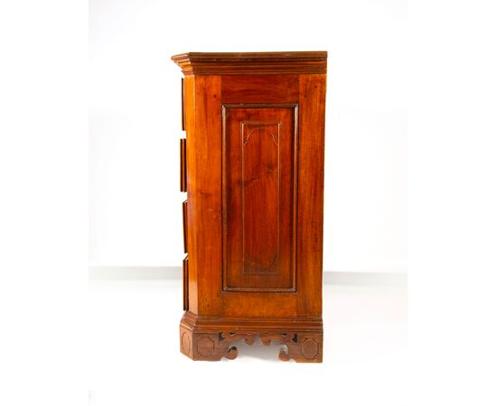 Walnut chest of drawers, Lombardy, early 18th century