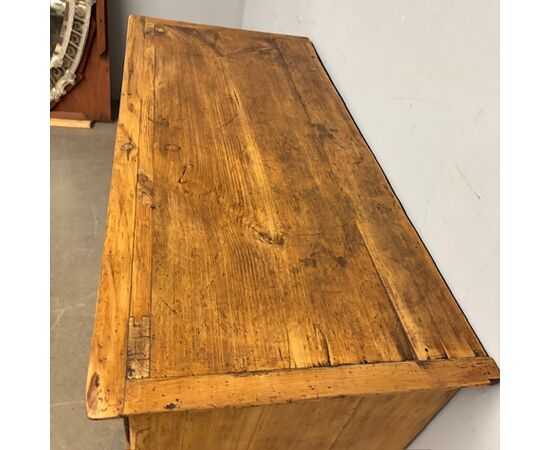Antica credenza abete fine 800 legno chiaro restaurata . Misure ricercate . Mis 103 x 47, 50 . h 90