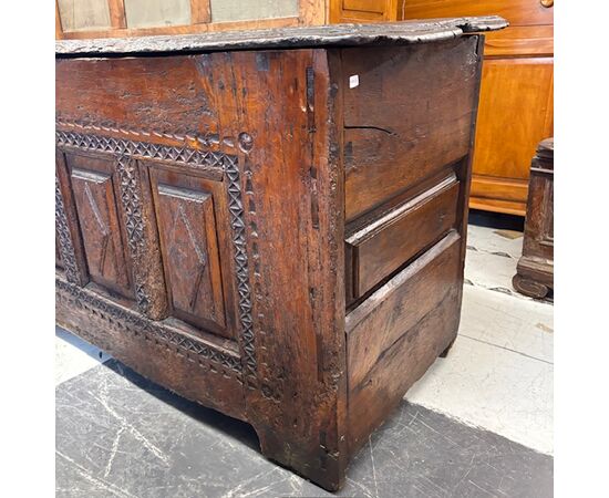 Antique 17th century oak chest. Carved. Dimensions 166 x 58 h 78 cm Antique 17th century oak chest. Carved. Dimensions 166 x 58 h 78 cm