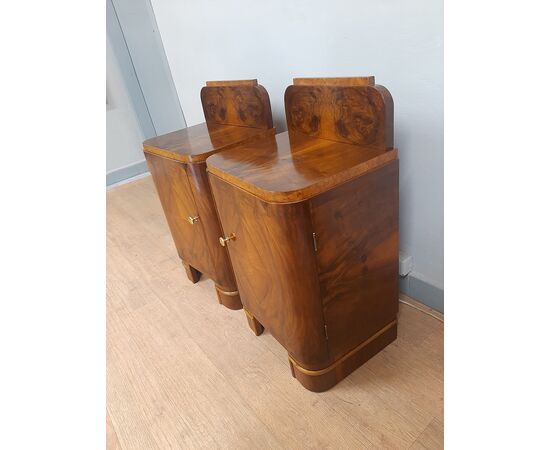 Pair of original Art Deco bedside tables in blond walnut and burr walnut, 1930-40