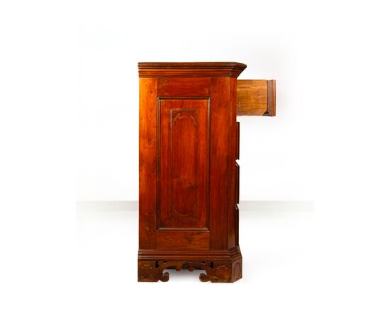 Walnut chest of drawers, Lombardy, early 18th century