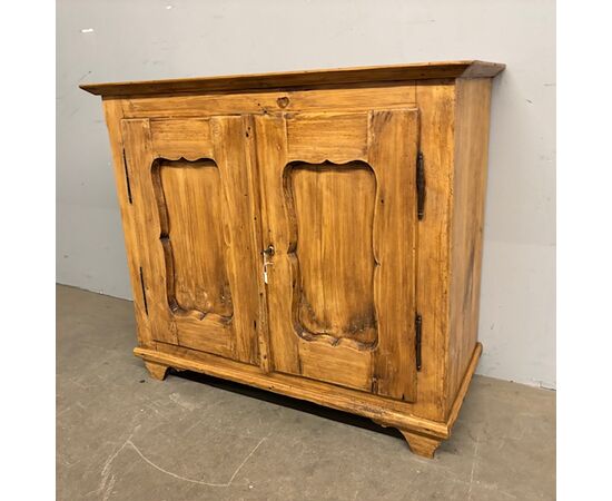 Antica credenza abete fine 800 legno chiaro restaurata . Misure ricercate . Mis 103 x 47, 50 . h 90