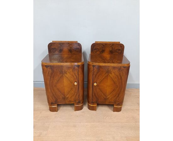 Pair of original Art Deco bedside tables in blond walnut and burr walnut, 1930-40