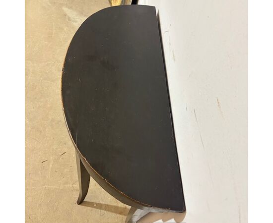 Antique Louis XVI half-moon console/table from the late 1700s, black lacquered, Siena. Measurements: 89 x 34 cm, height 71 cm.