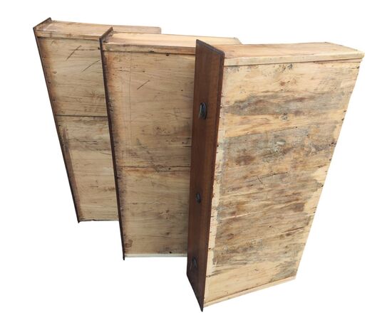 Rare and important Louis XVI chest of drawers from Parma in walnut Rare and important Louis XVI chest of drawers from Parma in walnut