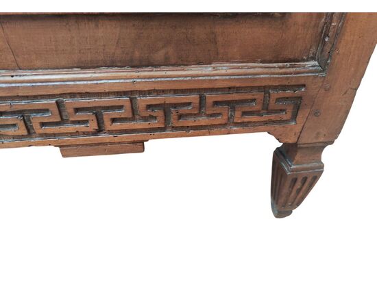 Rare and important Louis XVI chest of drawers from Parma in walnut Rare and important Louis XVI chest of drawers from Parma in walnut