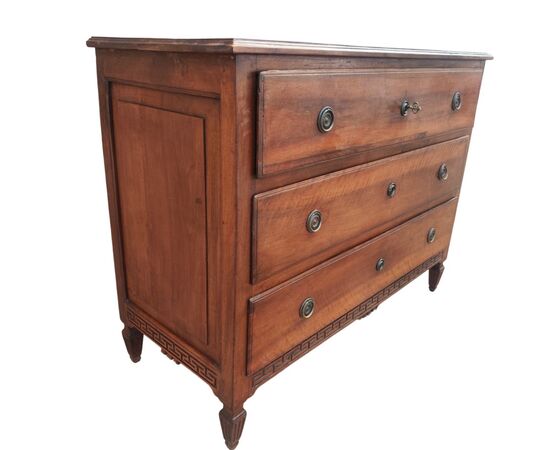 Rare and important Louis XVI chest of drawers from Parma in walnut Rare and important Louis XVI chest of drawers from Parma in walnut