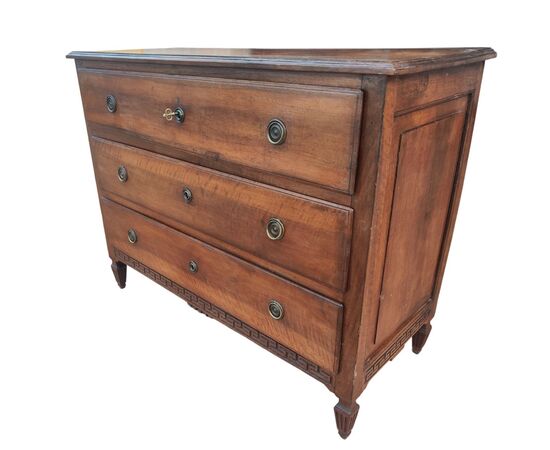 Rare and important Louis XVI chest of drawers from Parma in walnut Rare and important Louis XVI chest of drawers from Parma in walnut