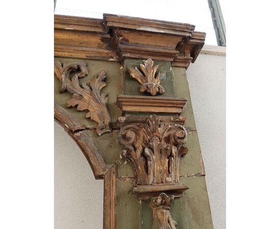 Lacquered and gilded wooden portal