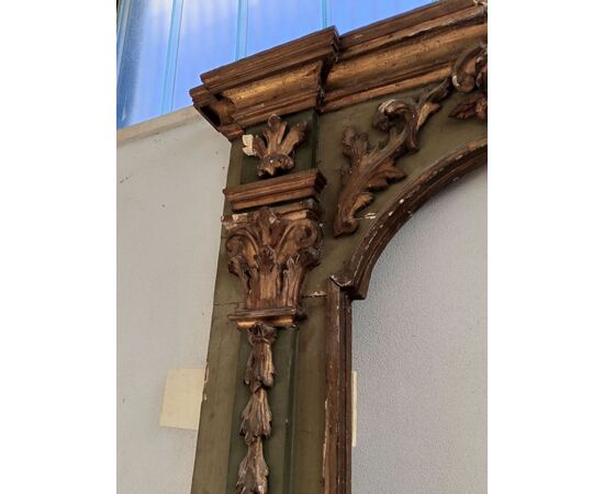Lacquered and gilded wooden portal