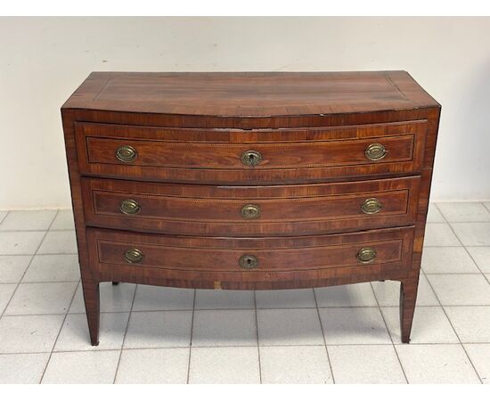 Serpentine chest of drawers. Verona/Vicenza, Louis XVI period. Late 18th century. Serpentine chest of drawers. Verona/Vicenza, Louis XVI period. Late 18th century.