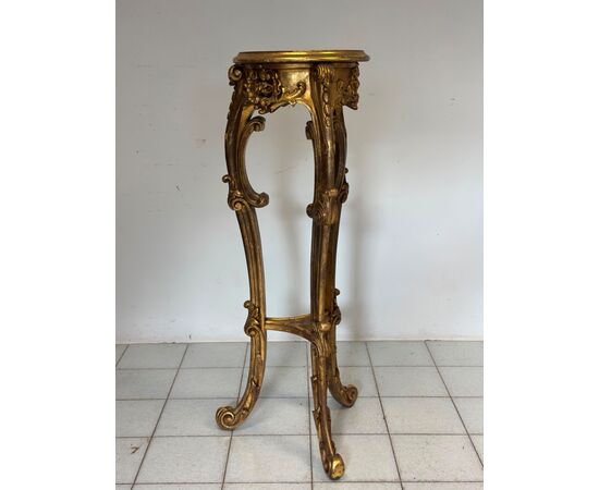 Carved and gilded wooden pedestal table. Lombardy, mid-19th century