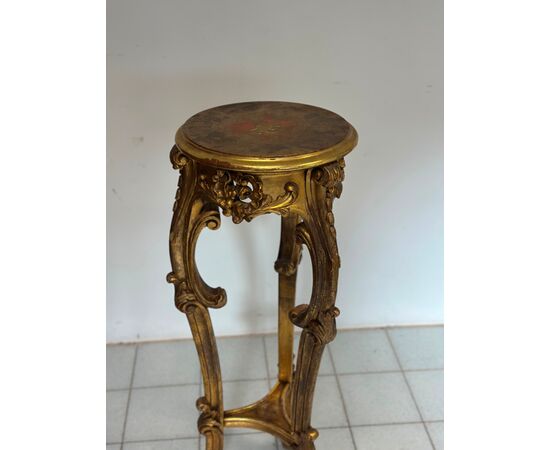 Carved and gilded wooden pedestal table. Lombardy, mid-19th century