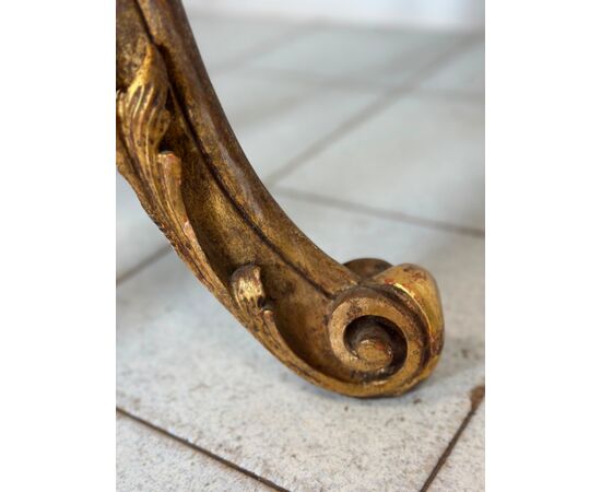 Trespolo in legno intagliato e dorato . Lombardia metà 800