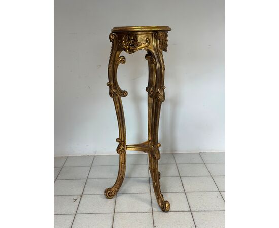 Carved and gilded wooden pedestal table. Lombardy, mid-19th century
